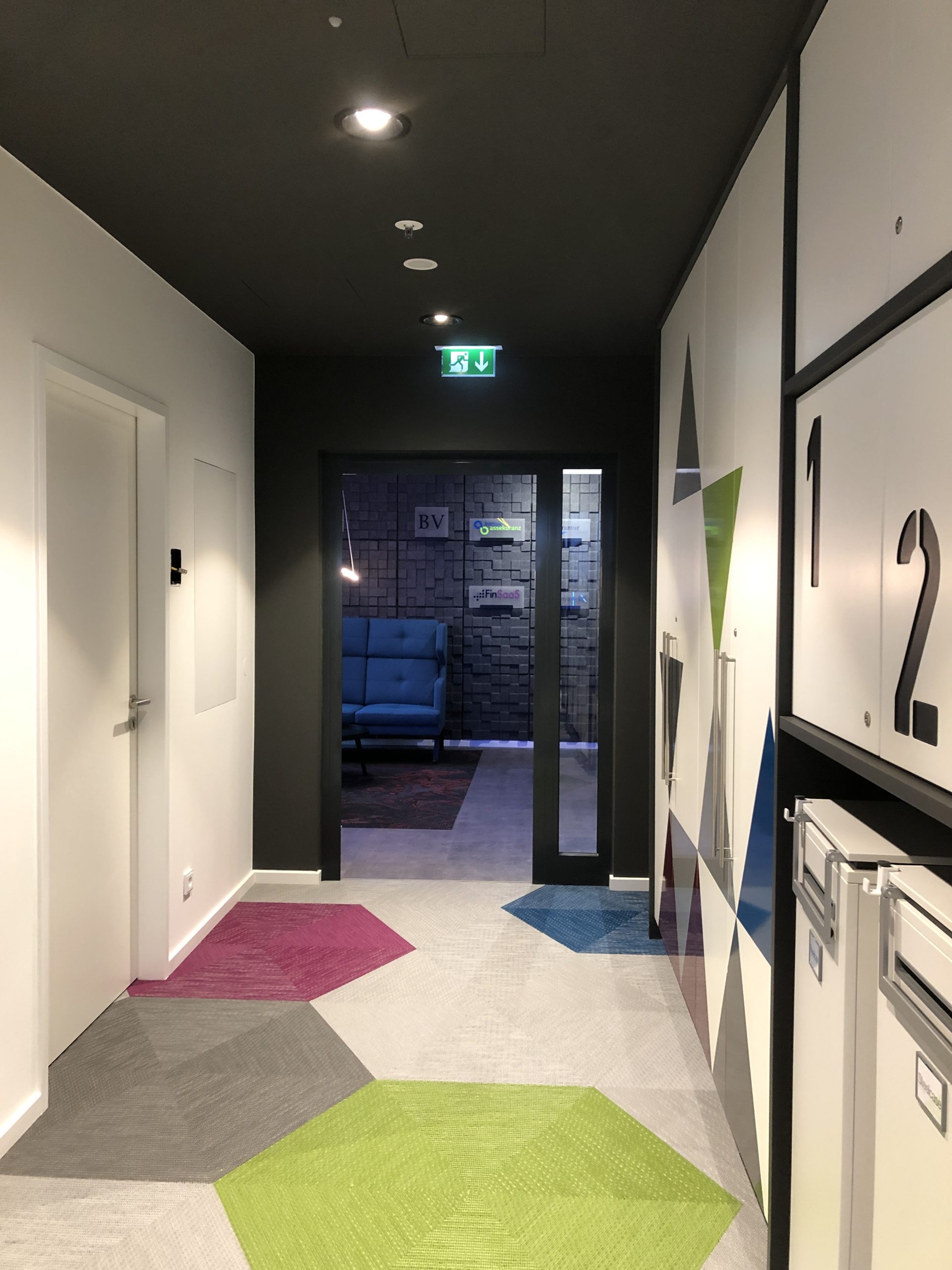 Die Tanzenden Türme in Hamburg – Bürogebäude mit architektonischer Beleuchtung