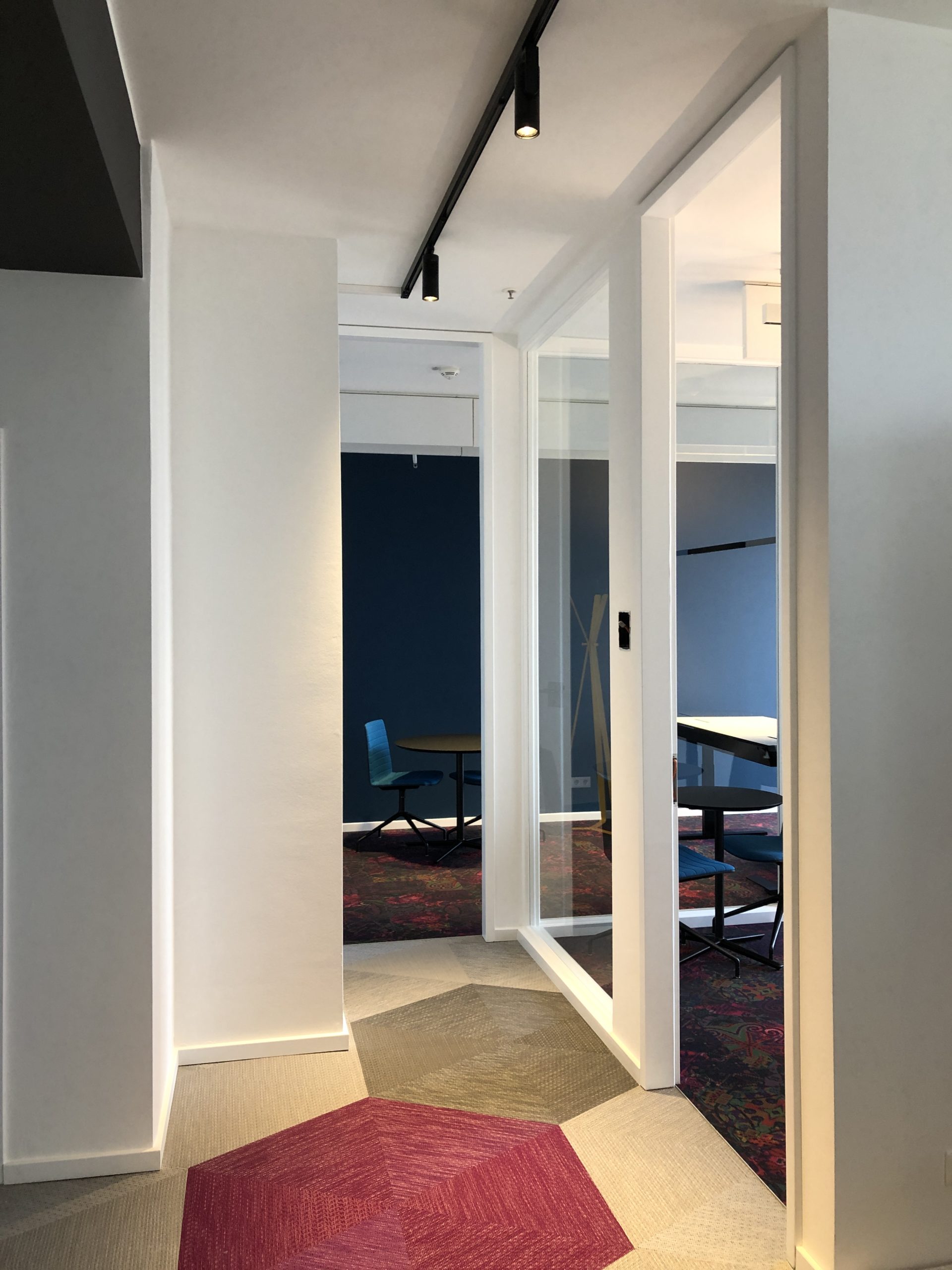 Die Tanzenden Türme in Hamburg mit architektonischer Beleuchtung