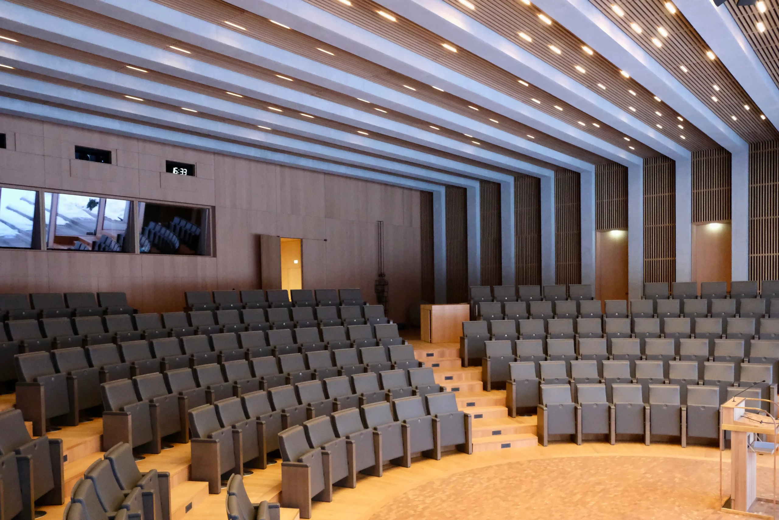 Innenbeleuchtung für modernes Verlagsgebäude in Baierbrunn, Bayern