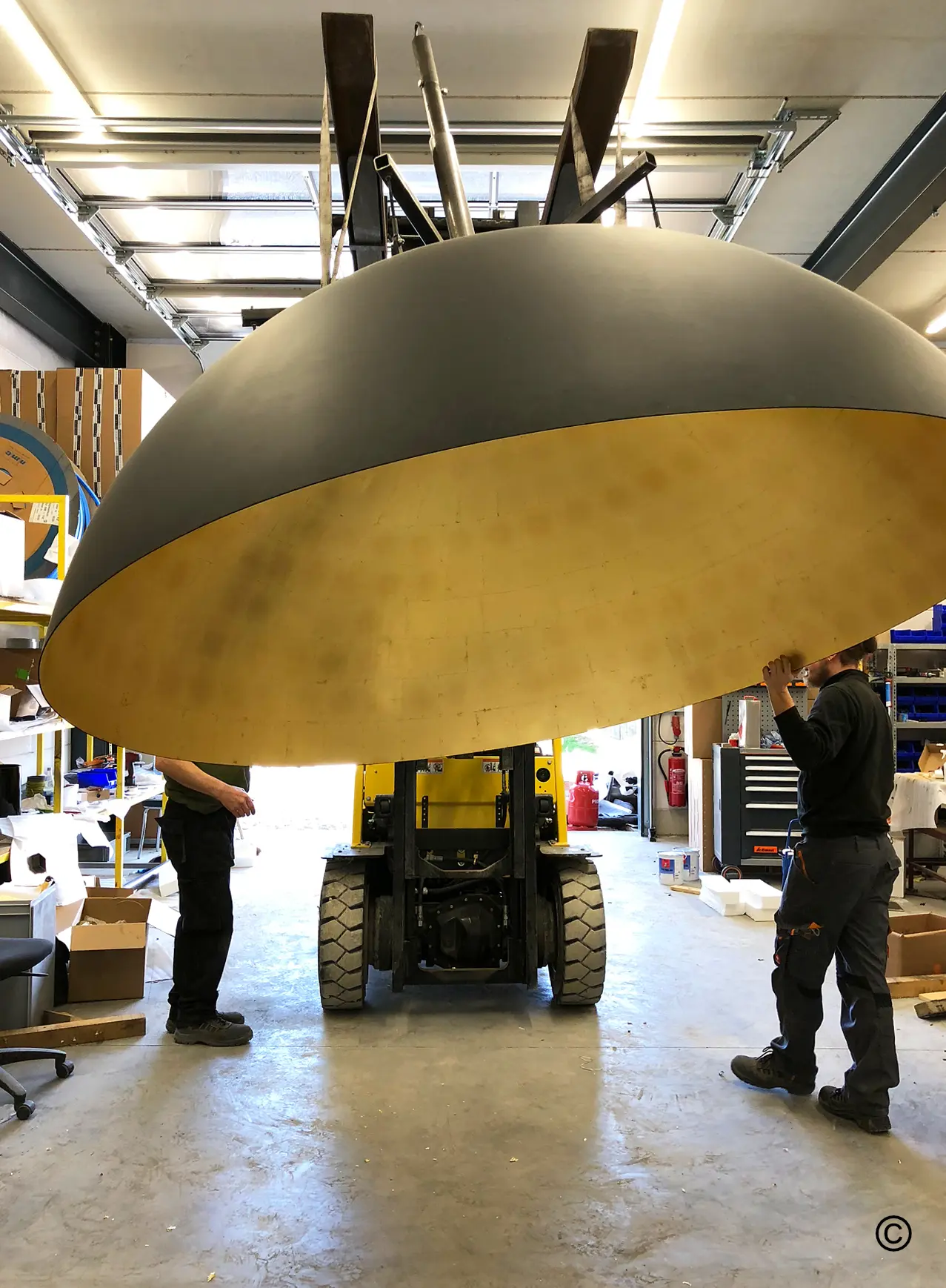 Werkstattaufnahme: Herstellung maßgefertigter Leuchten für das Einkaufszentrum PEP München