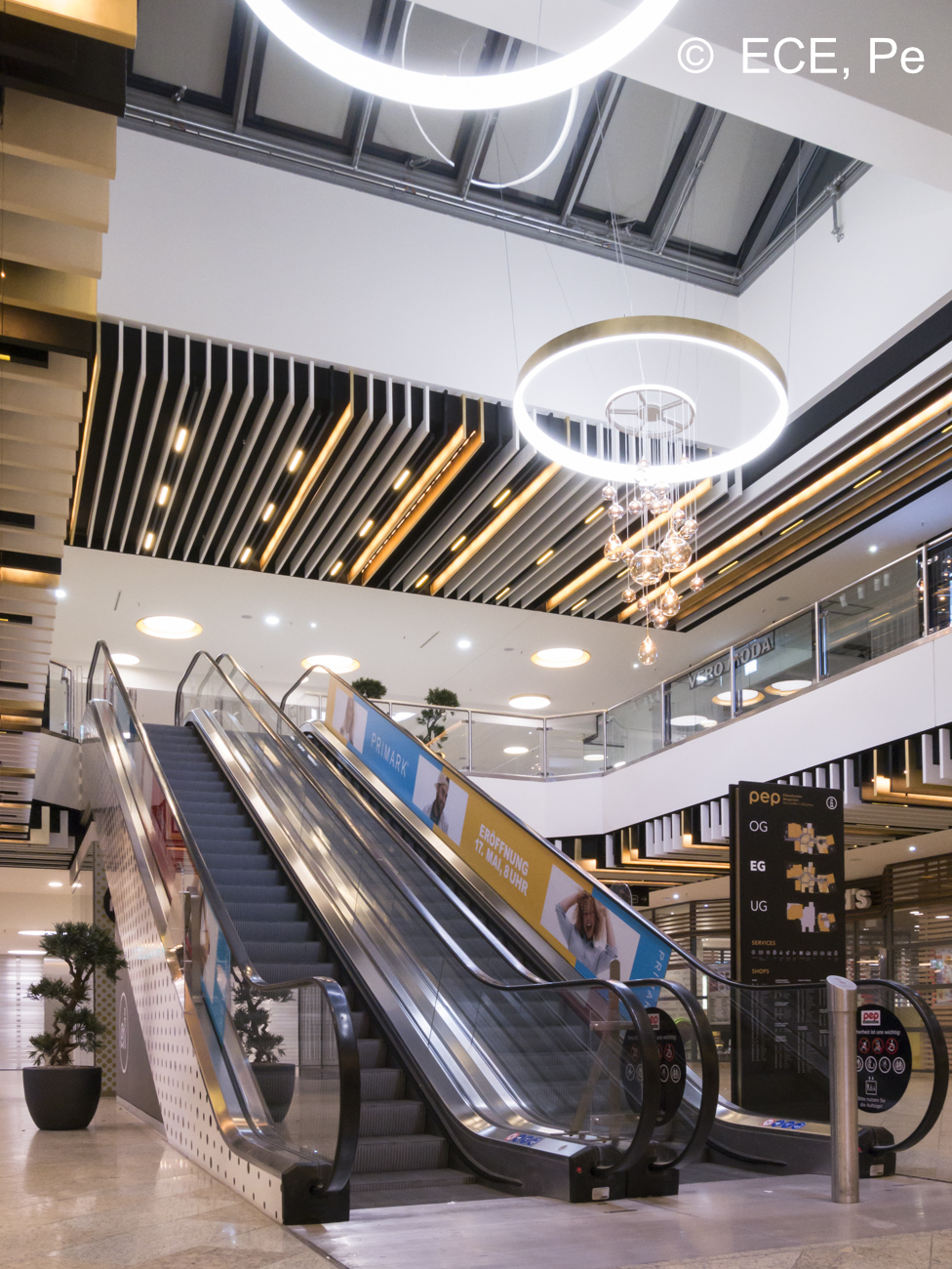 Architektonische Beleuchtung eines Einkaufszentrums in München-Neuperlach