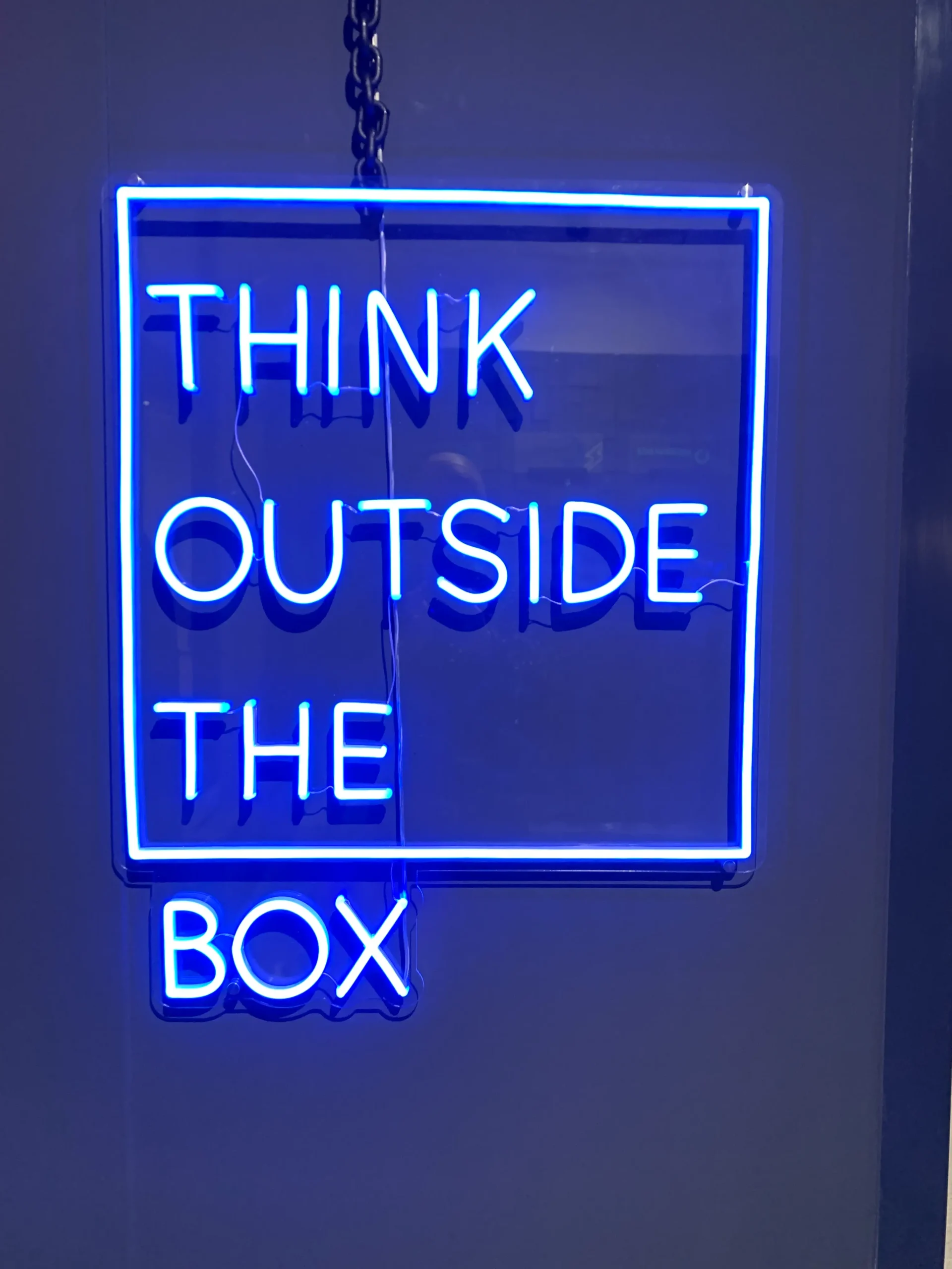 Moderne Bürobeleuchtung in den Tanzenden Türmen in Hamburg